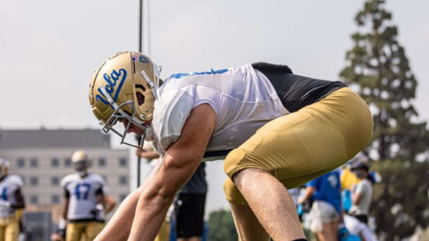 Georgia Bulldogs grad. transfer committ Beau Gardner long snapping at UCLA’s practice. (Beau Gardner / X).